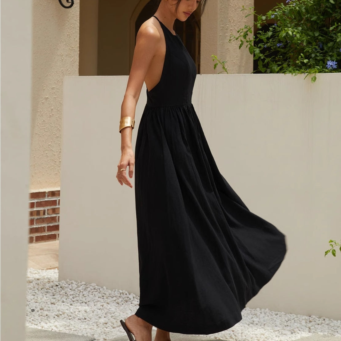 Robe noire amincissante sans dos